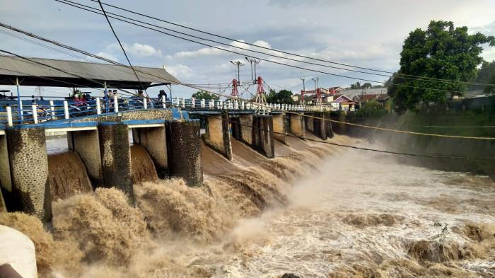 TMA Bendung Katulampa Bogor Kini Siaga 4, Warga di Pinggiran Sungai Ciliwung Waspada