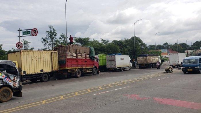 Lampu Merah Simpang Tol Bocimi Berubah Fungsi jadi Lahan Parkir Hingga Bongkar Muat Truk Pabrik