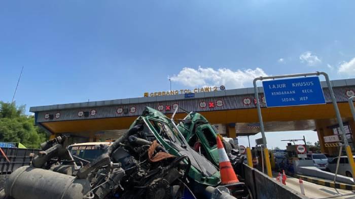 KECELAKAAN DI GERBANG TOL CIAWI 2 - Truk kontainer yang terlibat kecelakaan lalu lintas di GT Ciawi 2 Kota Bogor, Kamis (4/9/2025).