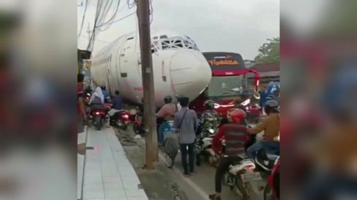 Gegara Kesiangan, Badan Pesawat Terbang Nyasar ke Jalan Raya Parung Bogor, Warga Dibuat Emosi