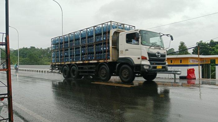 Jalan di Simpang Pasar Cikereteg Rusak Sampai Makan Korban, Warga Ngeluh Banyak Truk Aqua Melintas