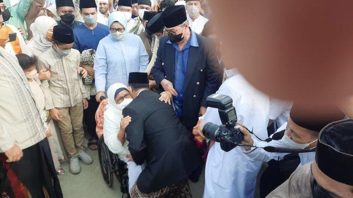 Momen Anies Baswedan Shalat Idul Fitri di JIS, Sang Gubernur Sungkem ke Ibundanya Depan Jamaah