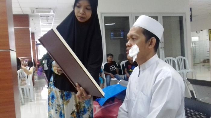 20 Tahun Derita Katarak, Abdullah Tahan Tangis Saat Membaca Al-Quran Dengan Mata Normal