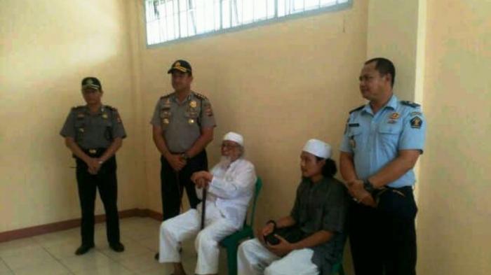 Ini Foto Abu Bakar Baasyir Saat Tiba di LP Gunungsindur Bogor, Ditemani Pria Berambut Gondrong