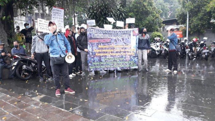 Gaji Tak Dibayarkan, Pekerja Buruh Dunkin Donuts Gelar Aksi Solidaritas Dibawah Guyuran Hujan