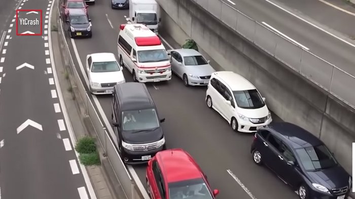 Dari Jerman Sampai Indonesia, Begini Respon Pengendara di Berbagai Negara Ketika Ambulans Lewat