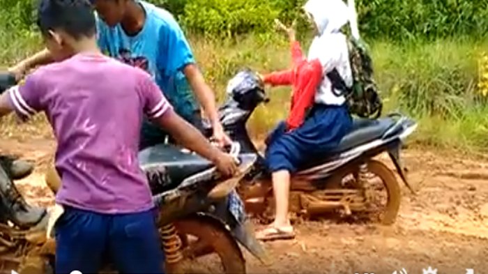 Perjuangan Anak-anak SMP Ini Untuk Pergi ke Sekolah Patut Diacungi Jempol, Lihat Videonya