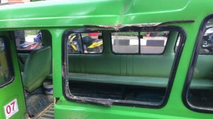 Brak, Batang Pohon Timpa Angkot, Penumpang Selamat