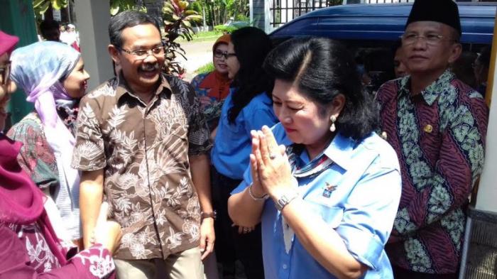 Lihat Koleksi Galeri Batik , Ani Yudhoyono Tampil Cantik