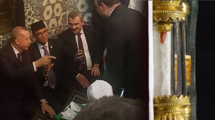 Didampingi Presiden Erdogan, Anies Baswedan Merinding Saat Cium Janggut Nabi Muhammad SAW