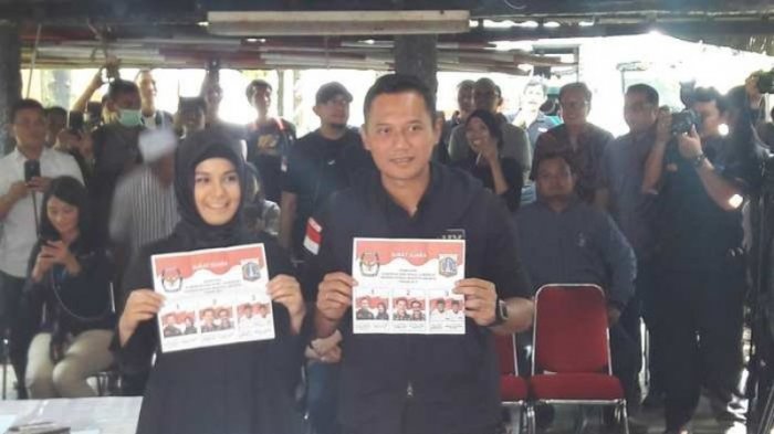 Dampingi Suami ke TPS, Cantiknya Annisa Pohan Gunakan Hijab Warna Hitam