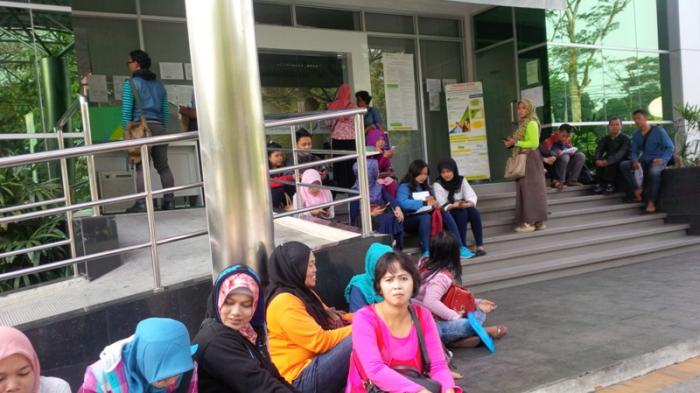 Korban PHK Lesehan Nunggu Pencairan di Kantor BPJS Ketenagakerjaan Bogor