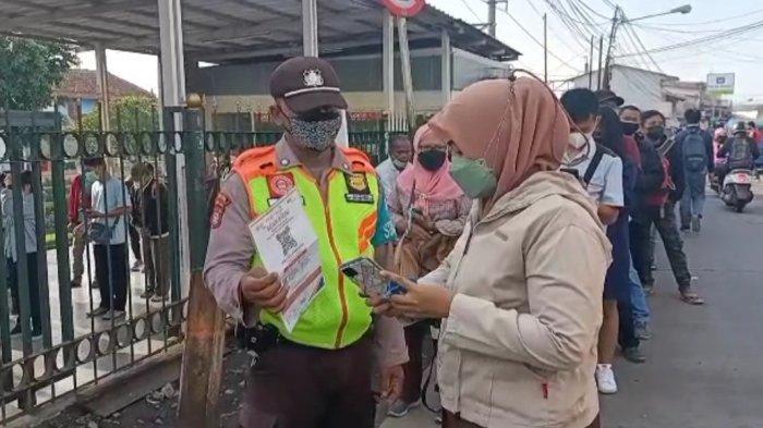 Jakarta PPKM Level 1, Antrean Penumpang KRL Commuter Line di Stasiun Bojonggede Mengular Pagi Ini