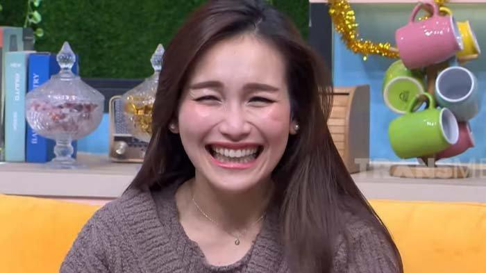 Diam-diam pedangdut Ayu Ting Ting telah diincar oleh pria berondong untuk dijadikan istri. Ayu pun langsung memberikan tantangan ke pria tersebut.