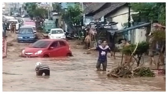 Detik-detik Rumah Ambruk di Bandung Saat Banjir Bandang Hingga Mobil Tenggelam di Dasar Sungai