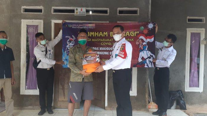 Kumham Berbagi, Lapas Khusus Kelas II A Gunungsindur Salurkan Sembako untuk Warga