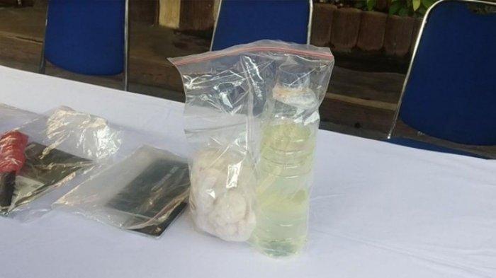 Barang bukti racun sianida yang diamankan dari kedua pelaku, Selasa (1/10/2019)