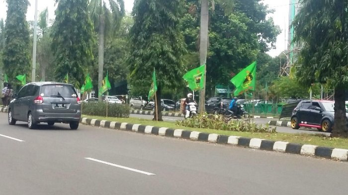 Jelang Pilkada Bupati Bogor 2018 Atribut Dua Parpol Ini Berjajar di Jalan Tegar Beriman