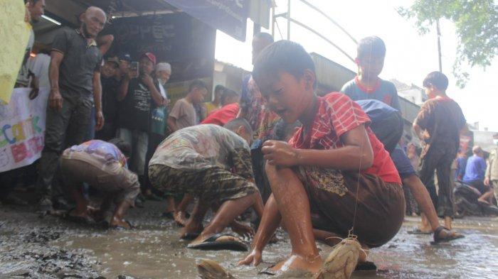 Sambil Blokade Jalan, Warga Ciampea Bogor Mancing Hingga Berebut Ikan Lele di Kubangan Jalan Rusak