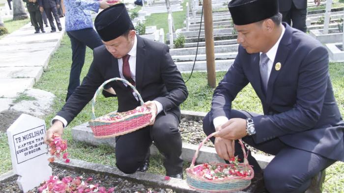 Mengenang Jasa Pahlawan, Bima Arya Tabur Bunga di Makam Kapten TB Muslihat