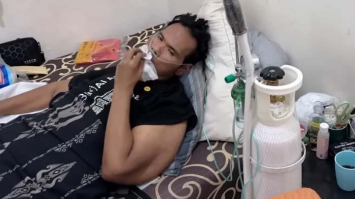 KONDISI FAHMI BO: Tangkapan layar kondisi artis Fahmi Bo yang memprihatinkan, sang aktor harus dibantu selang oksigen demi bisa bertahan hidup.