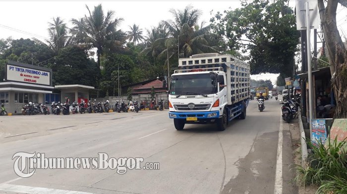 Sore Ini Lalu Lintas Di Jalan Raya Bogor-Sukabumi Kawasan Cimande Caringin Ramai Lancar