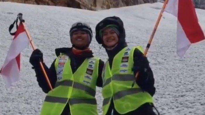 Luar Biasa ! 2 Wanita Cantik Ini Berhasil Menaklukkan Puncak Cartenz Pegunungan Jayawijaya