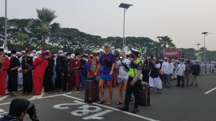 2 Bule di Tengah Kerumunan Penjemput Habib Rizieq Shihab, Sempat Bingung Cari Pesawat