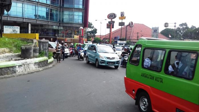Arus Lalu Lintas di Bundaran BTM Menuju Jalan Suryakencana Padat Siang Ini