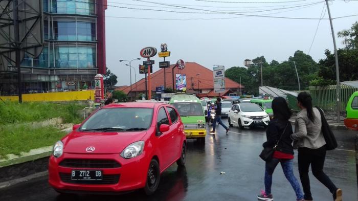 Arus Lalu Lintas Bundaran BTM Ramai Cenderung Padat