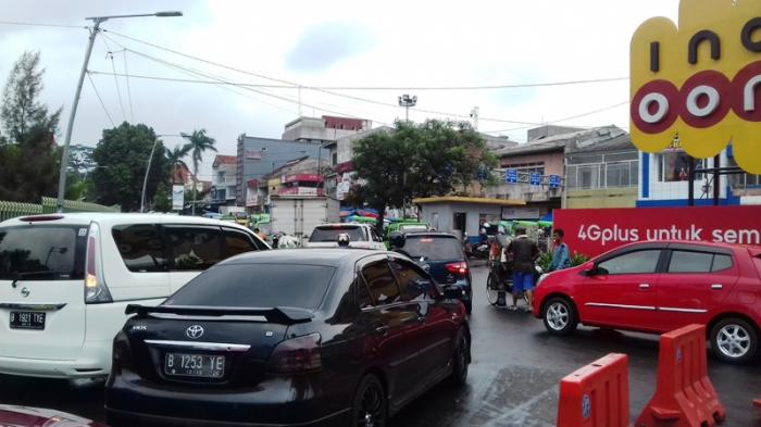 Kendaraan Saling Berebut Jalur, Lalu Lintas Bundaran BTM Sore Ini Padat