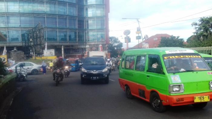 Lalu Lintas Bundaran BTM Arah Jalan Otista Ramai Lancar Pagi Ini