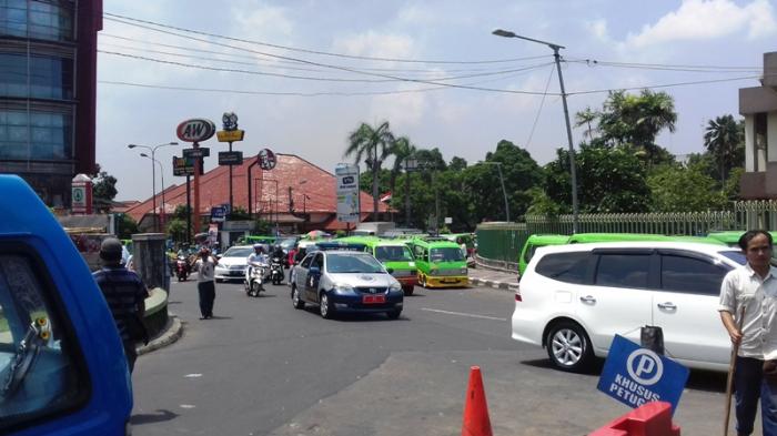 Arus Lalu Lintas Bundaran Mal BTM Ramai Cenderung Padat Siang Ini
