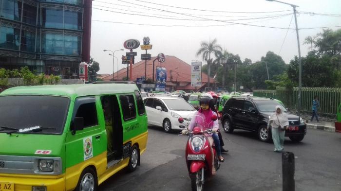 Arus Lalulintas Simpang Mal BTM Arah Pasar Bogor Padat