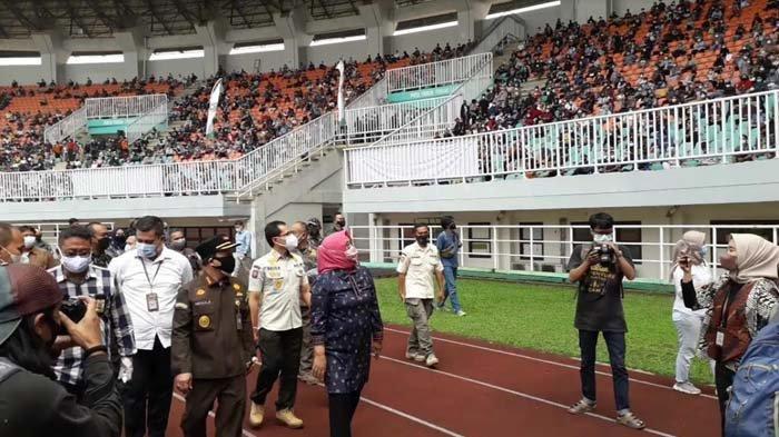 Tinjau Vaksinasi Massal di Stadion Pakansari, Bupati Bogor Diteriaki Warga: Lapar Bu !