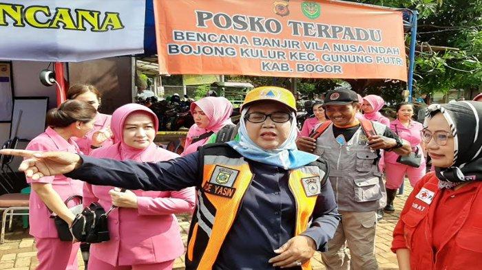 Bupati Bogor, Ade Yasin saat meninjau lokasi banjir di Villa Nusa Indah, Desa Bojongkulur, Kecamatan Gunungputri, Kabupaten Bogor, Kamis (2/1/2020) 