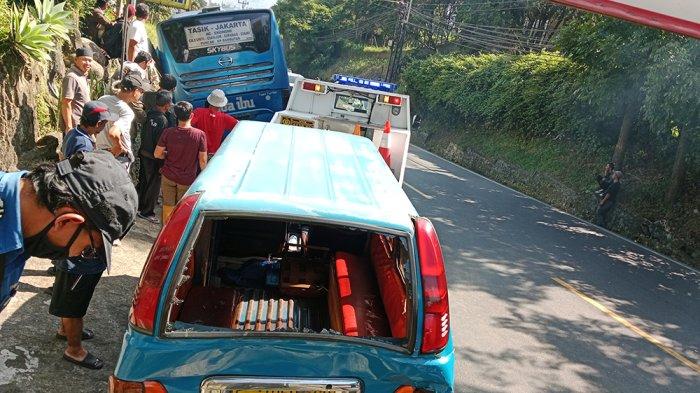 Brak! Bus Doa Ibu Tabrak Angkot Biru di Jalan Raya Puncak, Diduga Rem Blong, Penumpang Selamat