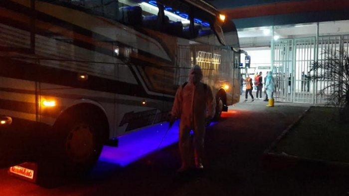 Tiba di Stadion Pakansari, Bus yang Angkut Pemain Persija Jakarta Langsung Disemprot Disinfektan