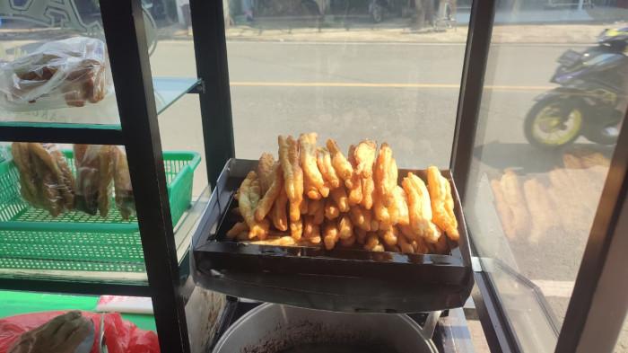 KULINER BOGOR - Cakue Favorit yang masih hangat. Aromanya menggoda siapa saja yang lewat. Rasa klasik yang nggak pernah gagal bikin rindu sarapan zaman dulu.