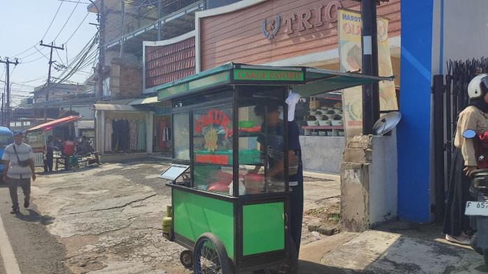 KULINER BOGOR - Cakue Favorit di Jalan Nasional 11 No. 87–95, Leuwiliang, Kabupaten Bogor. Tepat di tepi jalan utama, membuatnya mudah terlihat oleh siapa pun yang melintas menuju arah Pasar Leuwiliang.