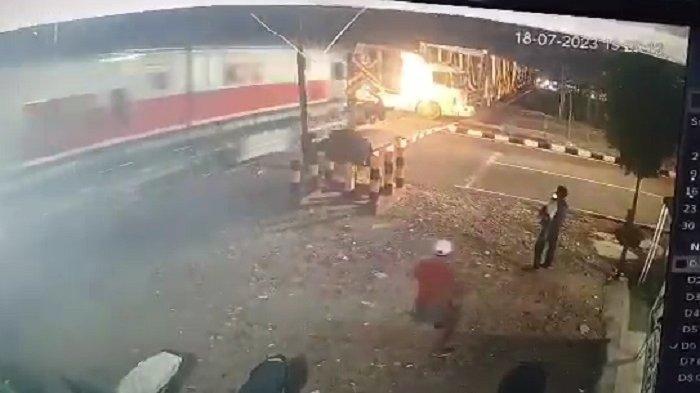 CARA Masinis Keluar Lokomotif yang Terbakar Saat Kereta Tabrak Truk di Semarang, Bajunya Tidak Basah