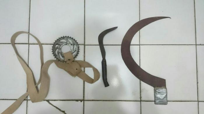 Ngeri, Pelajar SMP Bogor Tawuran Bawa Celurit dan Parang