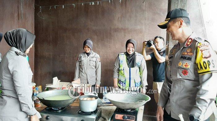 Tinjau Dapur Umum di Desa Bojongkulur, Kapolda Jabar Minta Para Polwan Semangat