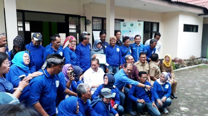 Ketika Deddy Mizwar Siapkan Kursi untuk Tamu yang Ingin Berfoto Dengannya