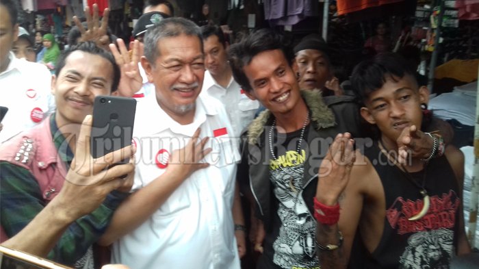 Datang ke Jalan Dewi Sartika Bogor, Deddy Mizwar Pose Bareng Anak Punk