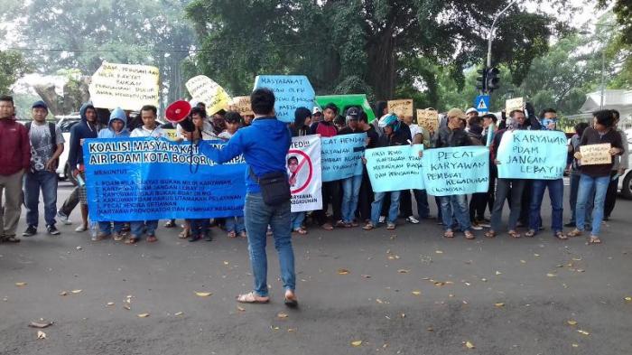 Massa Tandingan Tuntut Karyawan PDAM Dipecat