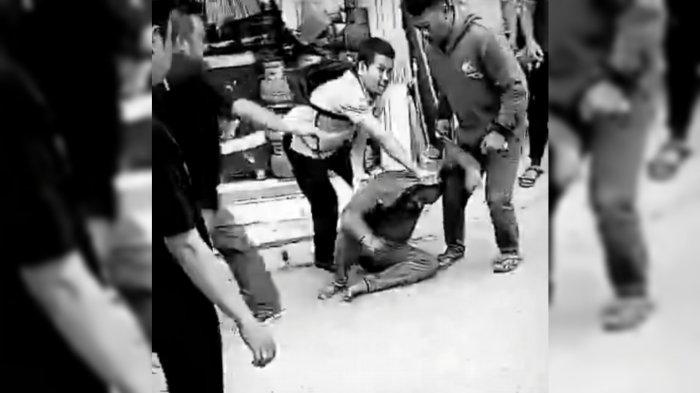 Waduh ! Pria Diduga Maling di Gunungputri Bogor Jadi Sasaran Tendangan Warga