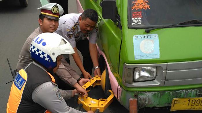 Tidak Dilengkapi Dokumen Berkendara Angkot di BTM Kena Gembok Petugas
