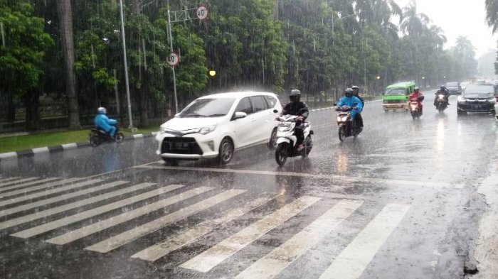 Sore Ini Kawasan Bogor Diguyur Hujan Lebat, Hindari Berteduh Di Bawah Pohon