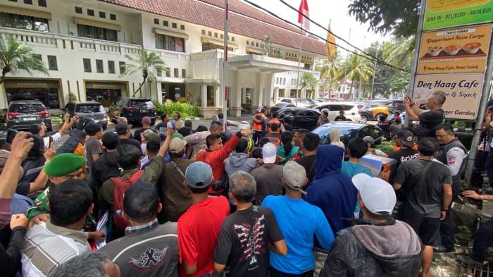 Demo Penghapusan Angkot di Balai Kota Bogor Ricuh, Sopir Kejar dan Piting Leher Anggota Dishub - Tribunnewsbogor.com